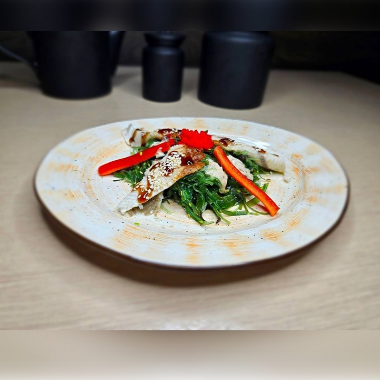 Салат с угрем и чукой