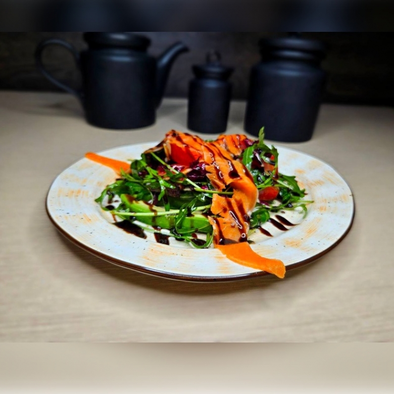 Салат с лососем и авокадо